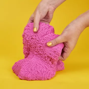 Kinetic Sand, 2 lbs Crystal Pink Glitzer Spielsand (Verpackung kann variieren), formbarer sensorischer Sand für Kinder ab 3 Jahren