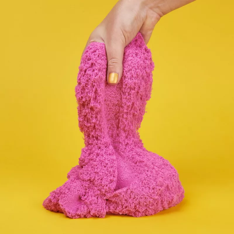 Kinetic Sand, 2 lbs Crystal Pink Glitzer Spielsand (Verpackung kann variieren), formbarer sensorischer Sand für Kinder ab 3 Jahren