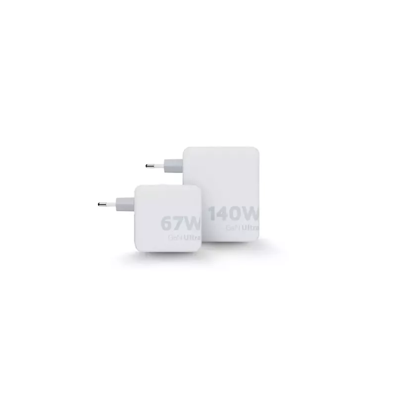 Tragbarer 140W GaN-Reiselader Xtorm XVC2140 mit 3× USB-C-PD-Anschlüssen und 2 m USB-C-Kabel, weiß