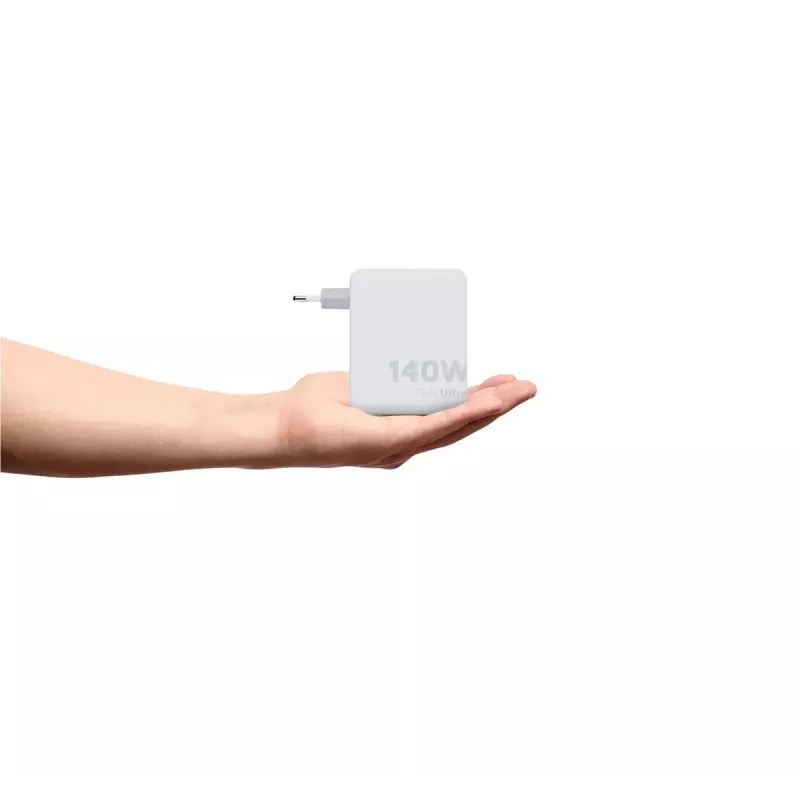 Tragbarer 140W GaN-Reiselader Xtorm XVC2140 mit 3× USB-C-PD-Anschlüssen und 2 m USB-C-Kabel, weiß