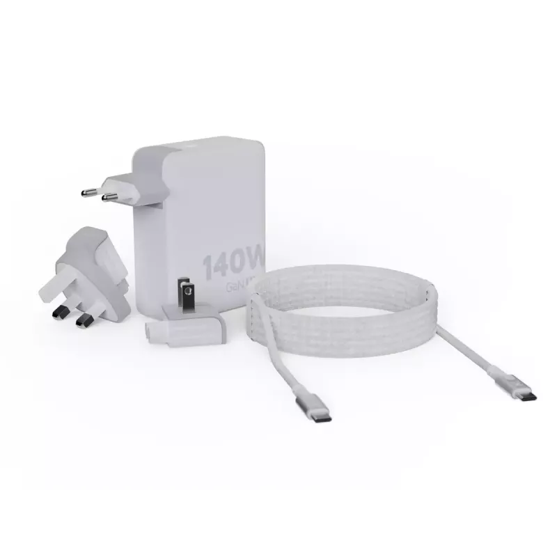 Tragbarer 140W GaN-Reiselader Xtorm XVC2140 mit 3× USB-C-PD-Anschlüssen und 2 m USB-C-Kabel, weiß