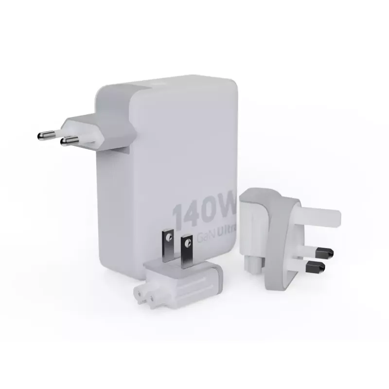 Tragbarer 140W GaN-Reiselader Xtorm XVC2140 mit 3× USB-C-PD-Anschlüssen und 2 m USB-C-Kabel, weiß