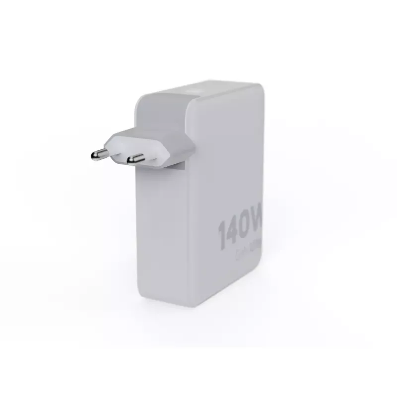 Tragbarer 140W GaN-Reiselader Xtorm XVC2140 mit 3× USB-C-PD-Anschlüssen und 2 m USB-C-Kabel, weiß