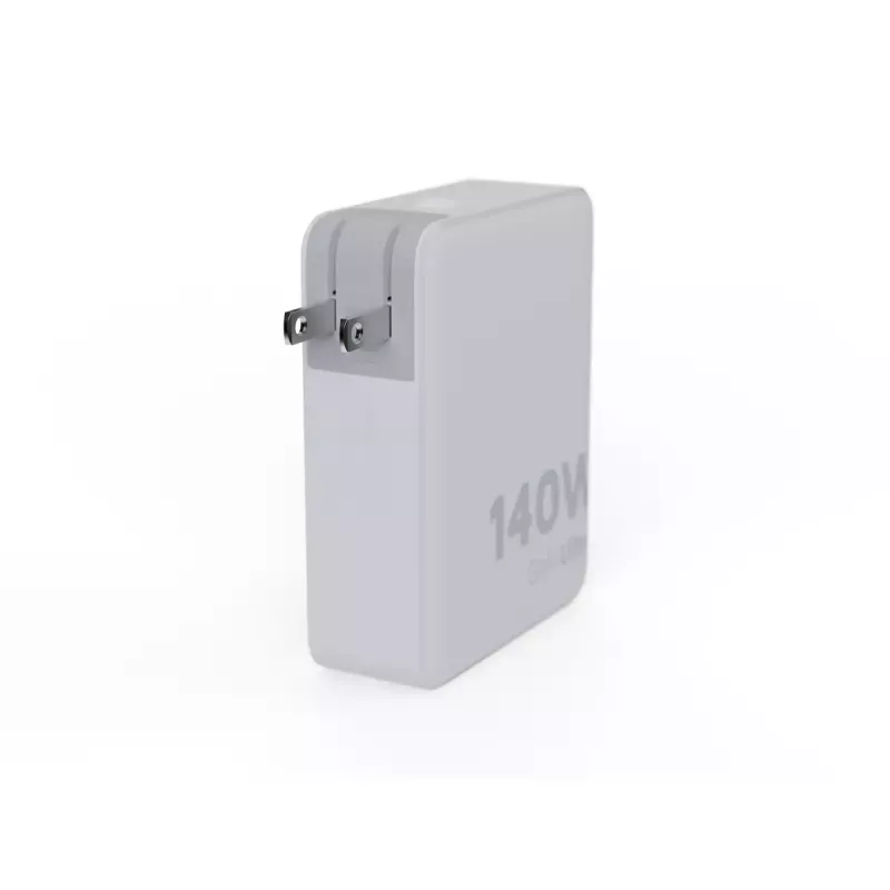 Tragbarer 140W GaN-Reiselader Xtorm XVC2140 mit 3× USB-C-PD-Anschlüssen und 2 m USB-C-Kabel, weiß