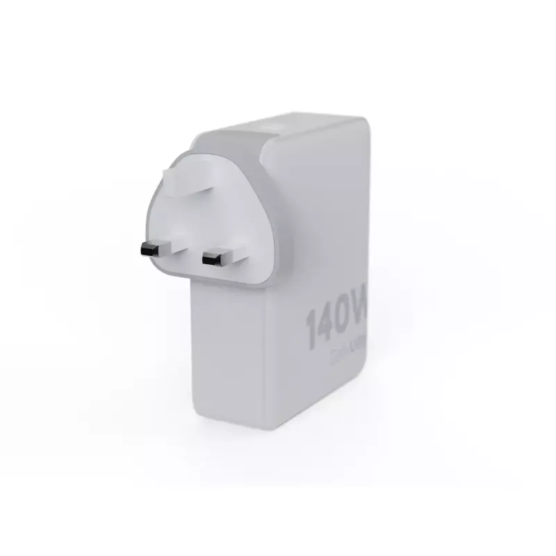 Tragbarer 140W GaN-Reiselader Xtorm XVC2140 mit 3× USB-C-PD-Anschlüssen und 2 m USB-C-Kabel, weiß