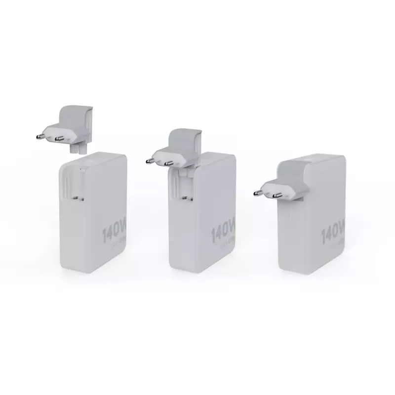 Tragbarer 140W GaN-Reiselader Xtorm XVC2140 mit 3× USB-C-PD-Anschlüssen und 2 m USB-C-Kabel, weiß