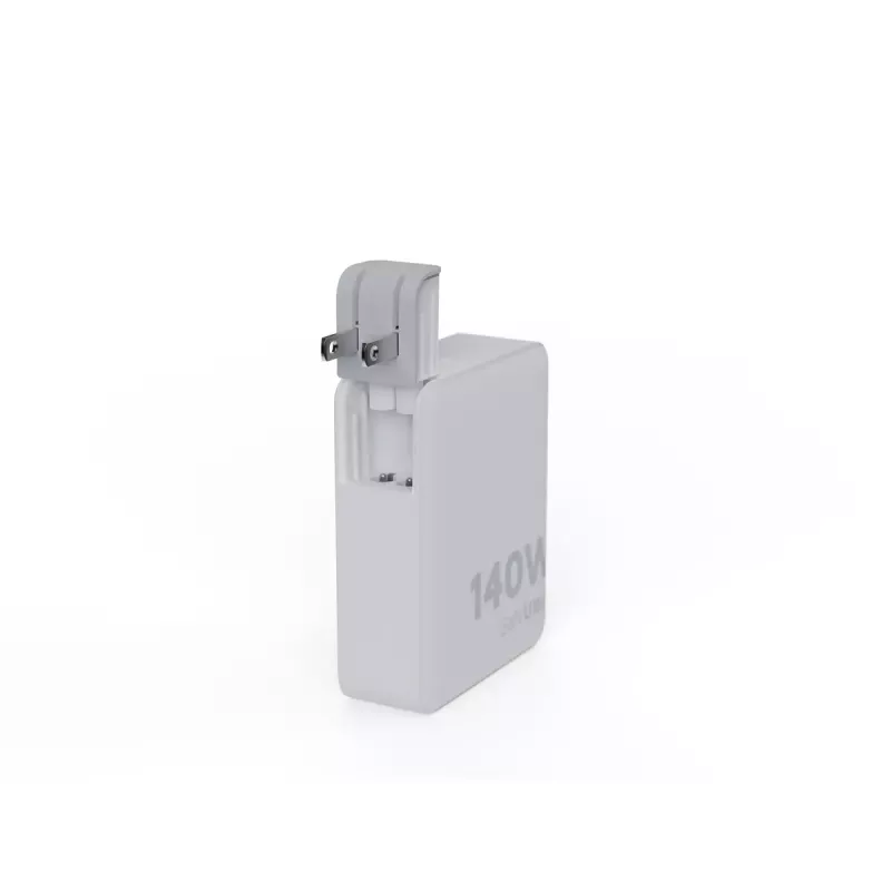 Tragbarer 140W GaN-Reiselader Xtorm XVC2140 mit 3× USB-C-PD-Anschlüssen und 2 m USB-C-Kabel, weiß