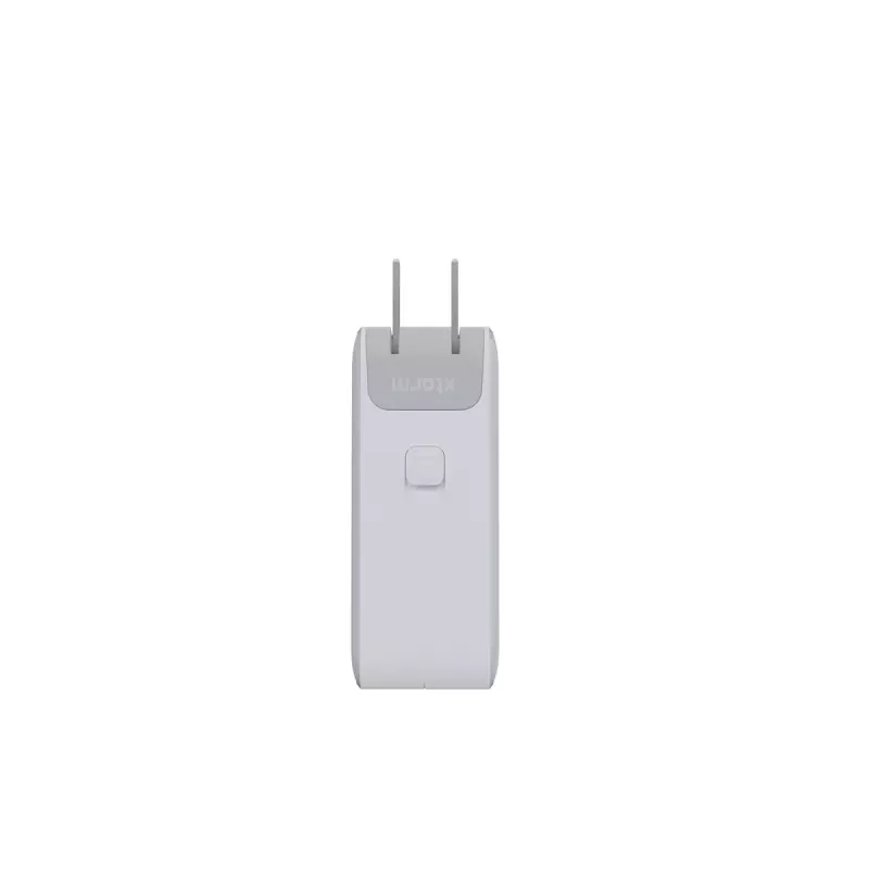 Tragbarer 140W GaN-Reiselader Xtorm XVC2140 mit 3× USB-C-PD-Anschlüssen und 2 m USB-C-Kabel, weiß