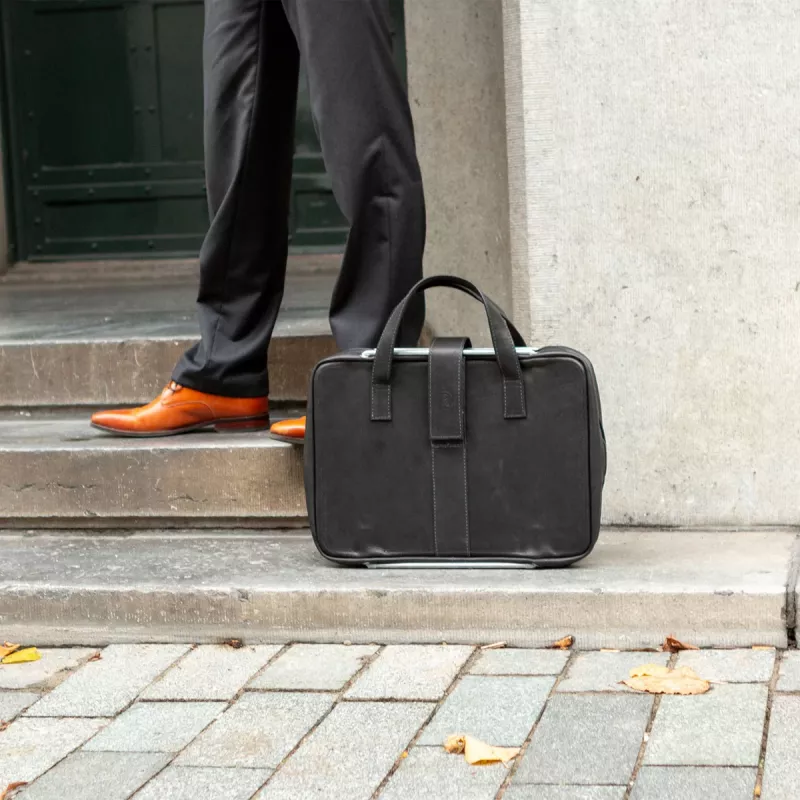 R-Go Tools Laptoptasche R-Go Viva, Vollleder, mit integriertem Laptopständer, Schultergurt, 39,6 cm (15,6 Zoll), schwarz