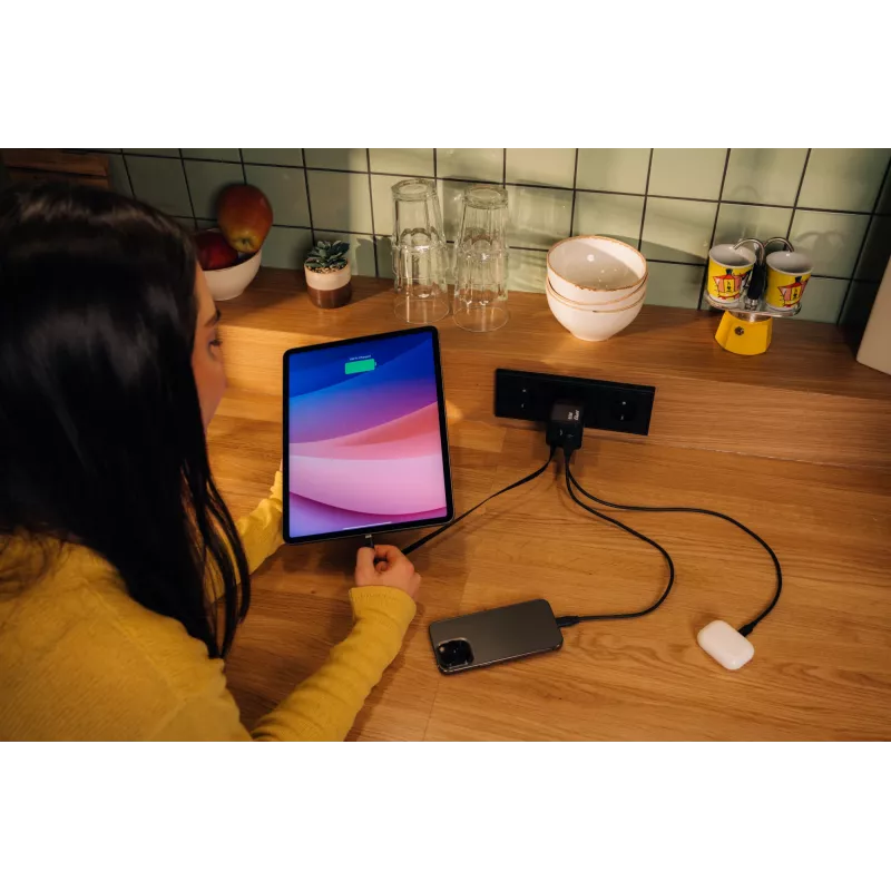 Verbatim GaN-Ladegerät 65 W 2 Ports mit einziehbarem Kabel, Display, US-Steckern sowie EU- und UK-Adaptern