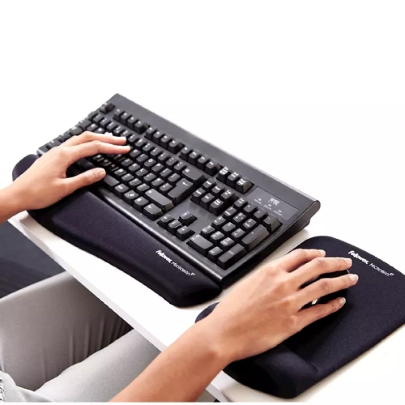 Fellowes Maus Mat Handgelenkstütze – PlushTouch Mauspad mit rutschfester Gummibasis und antibakteriellem Schutz – Ergonomische Mausmatte für Computer, Laptop, Home-Office – Schwarz
