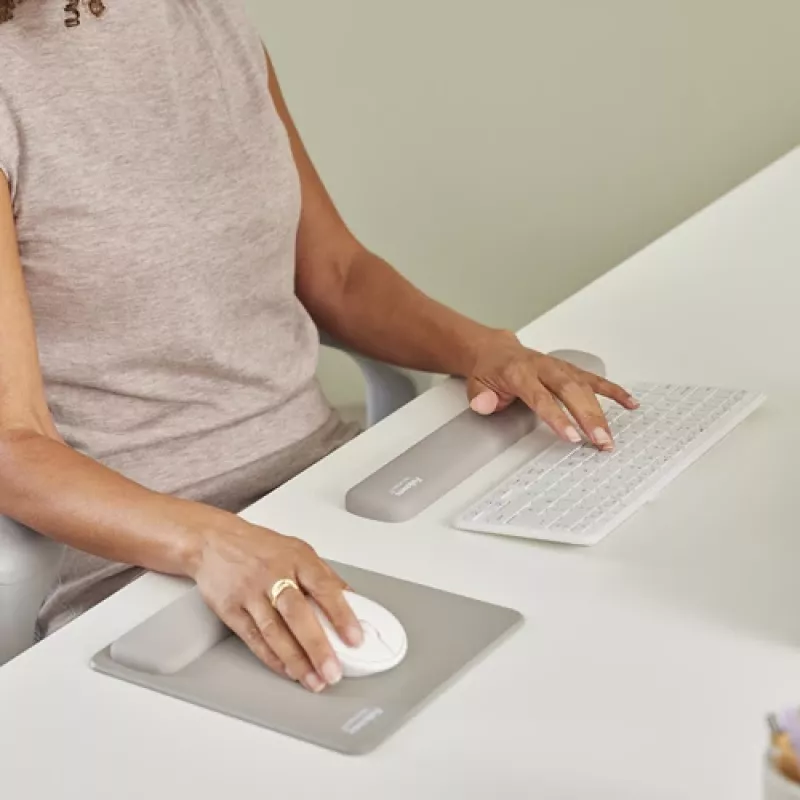 Fellowes Tastatur-Handgelenkauflage Breyta Kompakte Tastatur-Handgelenkstütze mit antibakteriellem Schutz Ergonomische Handgelenkstütze Sand