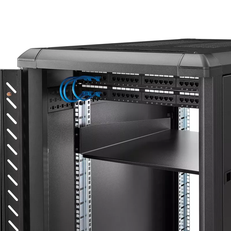 StarTech.com 2U Server-Rack-Einlegeboden – Universeller auskragender Rack-Montageboden für 19-Zoll-Netzwerkausrüstungs-Rack und -Schrank – Hochbelastbarer Stahl – Tragfähigkeit 22,6 kg – 22 Zoll tiefes Tablett, Schwarz