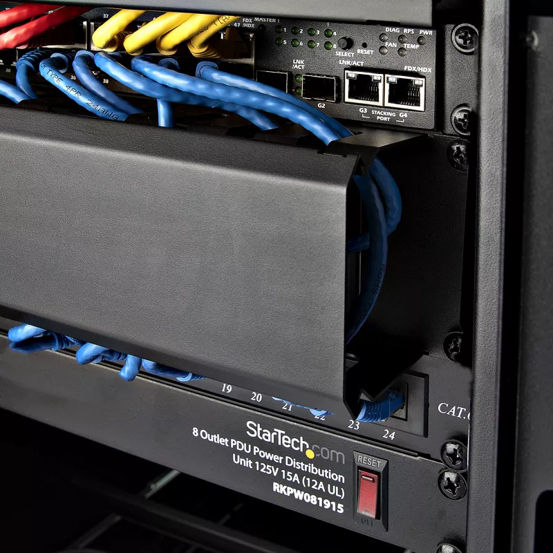 StarTech.com Horizontales 2U-Serverrack-Kabelmanagement-Fingerkanal mit Abdeckung – 19-Zoll-Netzwerkrack-Kabelkanalplatte – Geschlitzter Kabelkanal