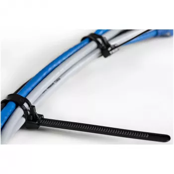 StarTech.com 10 Zoll (25cm) Wiederverwendbare Kabelbinder - 1/4 Zoll (7mm) breit, 2-1/2 Zoll (65mm) Bündeldurchmesser, 50lb (22kg) Zugfestigkeit, Lösbare Nylon-Kabelbinder, Innen-/Außenbereich, 94V-2/UL Gelistet, 100er Pack - Schwarz