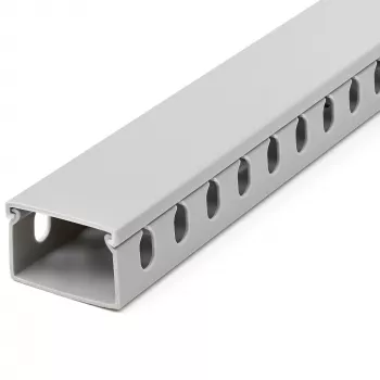 StarTech.com Kabelkanal mit offenen Schlitzen und Abdeckung, 38 mm (1-1/2 Zoll) B x 25 mm (1 Zoll) H – 2 m (6,5 Fuß) Länge – 8 mm (1/4 Zoll) Schlitze, PVC-Netzwerkkabelversteck/Wandkabelkanal, max. 20 Kabel, UL-gelistet