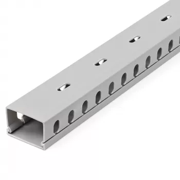 StarTech.com Kabelkanal mit offenen Schlitzen und Abdeckung, 38 mm (1-1/2 Zoll) B x 25 mm (1 Zoll) H – 2 m (6,5 Fuß) Länge – 8 mm (1/4 Zoll) Schlitze, PVC-Netzwerkkabelversteck/Wandkabelkanal, max. 20 Kabel, UL-gelistet