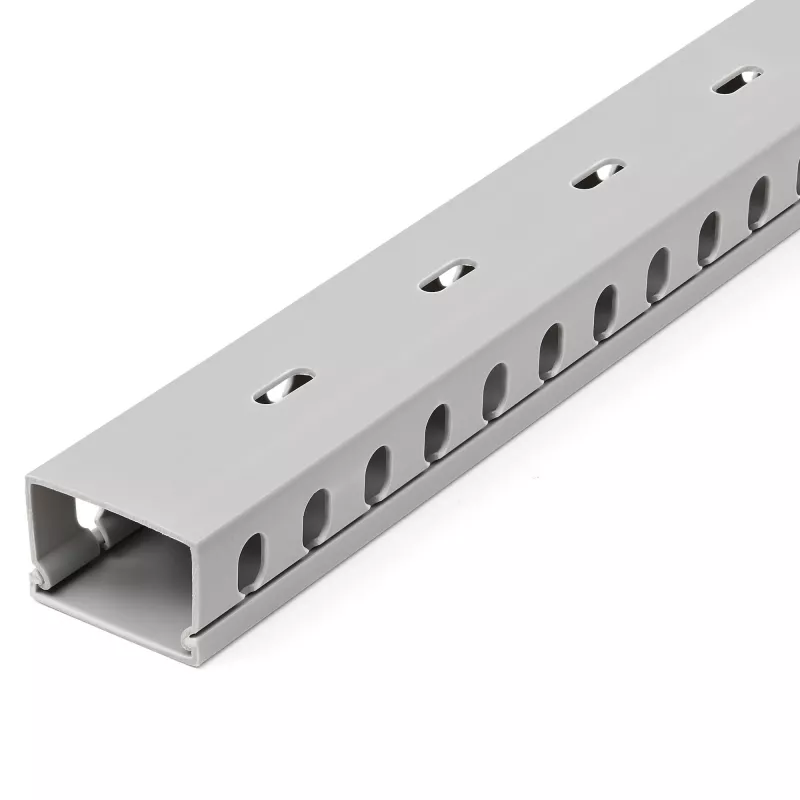StarTech.com Kabelkanal mit offenen Schlitzen und Abdeckung, 38 mm (1-1/2 Zoll) B x 25 mm (1 Zoll) H – 2 m (6,5 Fuß) Länge – 8 mm (1/4 Zoll) Schlitze, PVC-Netzwerkkabelversteck/Wandkabelkanal, max. 20 Kabel, UL-gelistet
