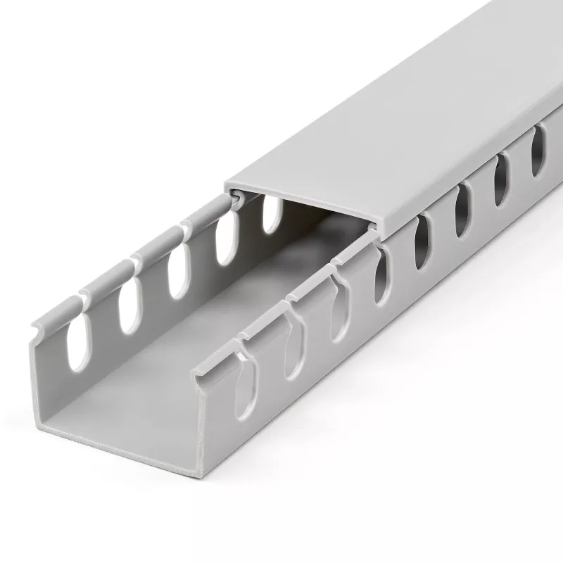 StarTech.com Kabelkanal mit offenen Schlitzen und Abdeckung, 38 mm (1-1/2 Zoll) B x 25 mm (1 Zoll) H – 2 m (6,5 Fuß) Länge – 8 mm (1/4 Zoll) Schlitze, PVC-Netzwerkkabelversteck/Wandkabelkanal, max. 20 Kabel, UL-gelistet