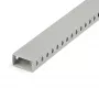 StarTech.com Kabelkanal mit offenen Schlitzen und Abdeckung, 2 Zoll (50 mm) B x 1 Zoll (25 mm) H – 2 m Länge – 8 mm Schlitze, PVC-Netzwerkkabelversteck/Wandkabelkanal, max. 25 Kabel, UL-gelistet