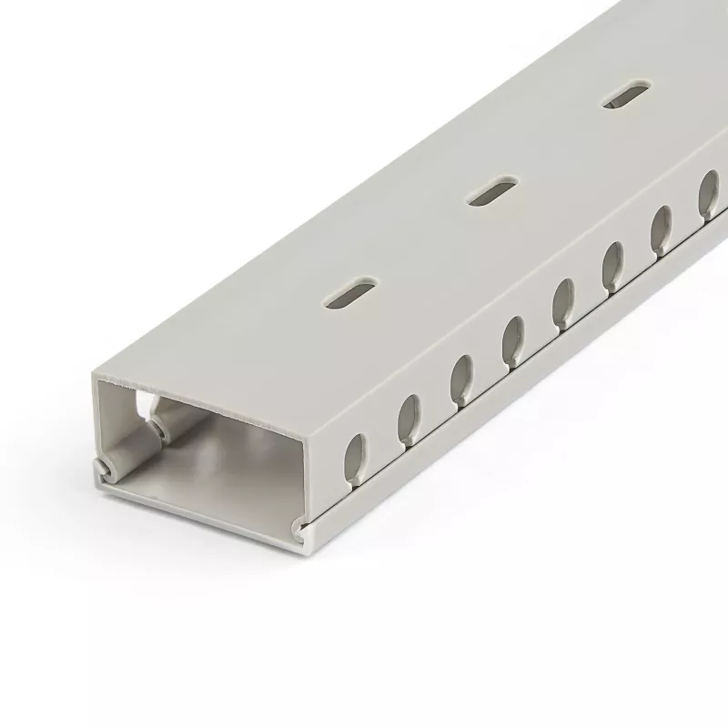 StarTech.com Kabelkanal mit offenen Schlitzen und Abdeckung, 2 Zoll (50 mm) B x 1 Zoll (25 mm) H – 2 m Länge – 8 mm Schlitze, PVC-Netzwerkkabelversteck/Wandkabelkanal, max. 25 Kabel, UL-gelistet