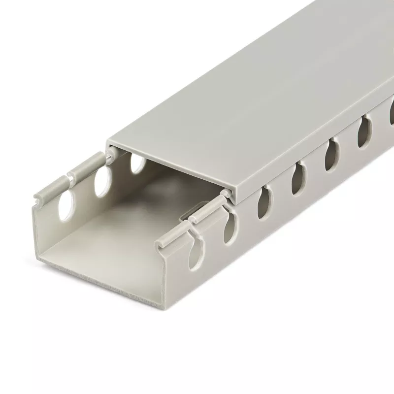 StarTech.com Kabelkanal mit offenen Schlitzen und Abdeckung, 2 Zoll (50 mm) B x 1 Zoll (25 mm) H – 2 m Länge – 8 mm Schlitze, PVC-Netzwerkkabelversteck/Wandkabelkanal, max. 25 Kabel, UL-gelistet