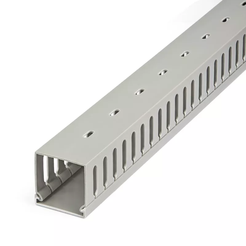StarTech.com Offene Kabelmanagement-Kabelkanalabdeckung, 2 Zoll (50 mm) B x 2 Zoll (50 mm) H – 2 m Länge – 8 mm Schlitze, PVC-Netzwerkkabelversteck/Wandkabelkanal, max. 80 Kabel, UL-gelistet