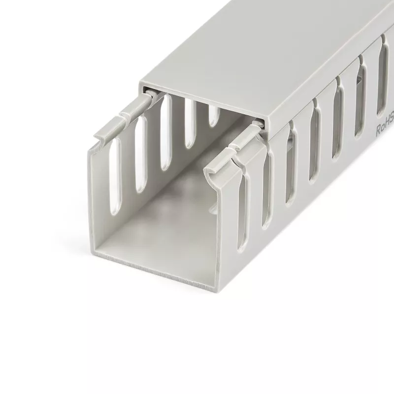 StarTech.com Offene Kabelmanagement-Kabelkanalabdeckung, 2 Zoll (50 mm) B x 2 Zoll (50 mm) H – 2 m Länge – 8 mm Schlitze, PVC-Netzwerkkabelversteck/Wandkabelkanal, max. 80 Kabel, UL-gelistet