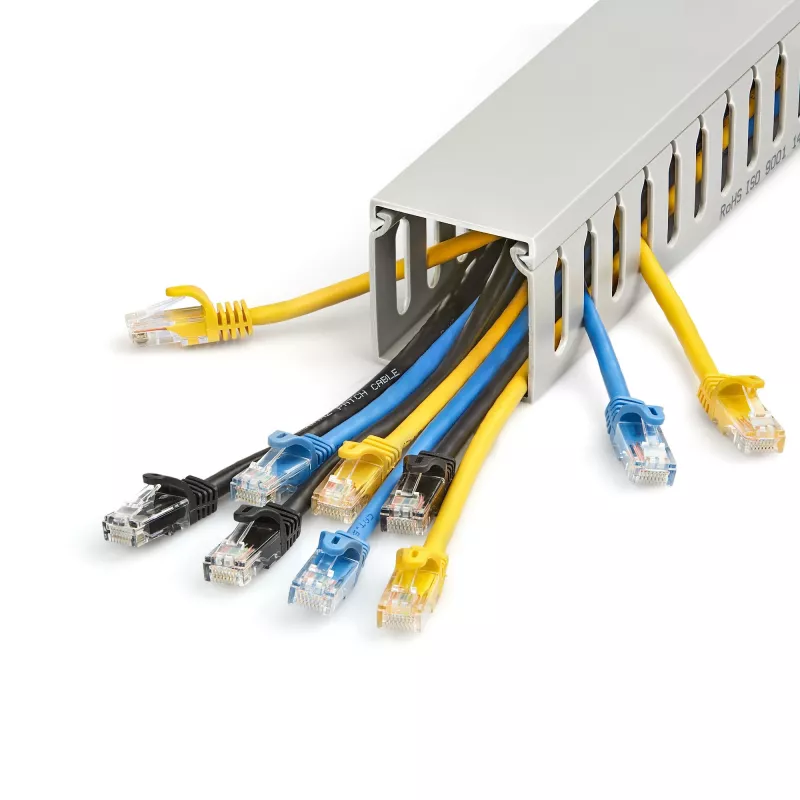 StarTech.com Offene Kabelmanagement-Kabelkanalabdeckung, 2 Zoll (50 mm) B x 2 Zoll (50 mm) H – 2 m Länge – 8 mm Schlitze, PVC-Netzwerkkabelversteck/Wandkabelkanal, max. 80 Kabel, UL-gelistet