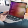 StarTech.com 35,6 cm (14 inch) 16:9 Laptop-Blickschutzfolie, umkehrbarer Gold-Filter mit verbessertem Sichtschutz, Computer-Sicherheitsfilter, abnehmbarer Bildschirmschutz, +/- 30°