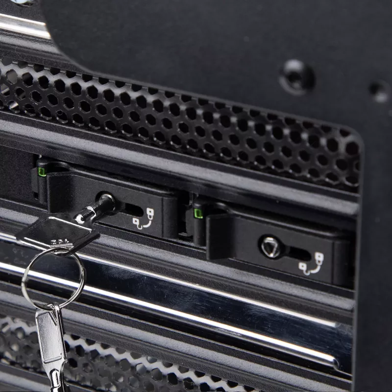 StarTech.com Dual-Bay M.2 NVMe SSD zu PCIe x8 Wechselrahmen; Bifurcation erforderlich; Werkzeuglose Installation, PCIe-Backplane mit zwei Hot-Swap-Laufwerksschächten