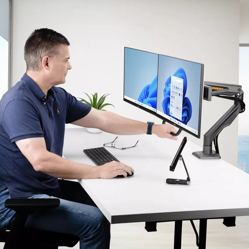 StarTech.com Schreibtischhalterung Dual-Monitorarm mit Querstange, bis zu 27-Zoll-Displays, VESA 75x75/100x100, max. 33 lb/15 kg, C-Klemme, voll beweglich, mechanische Feder, TAA