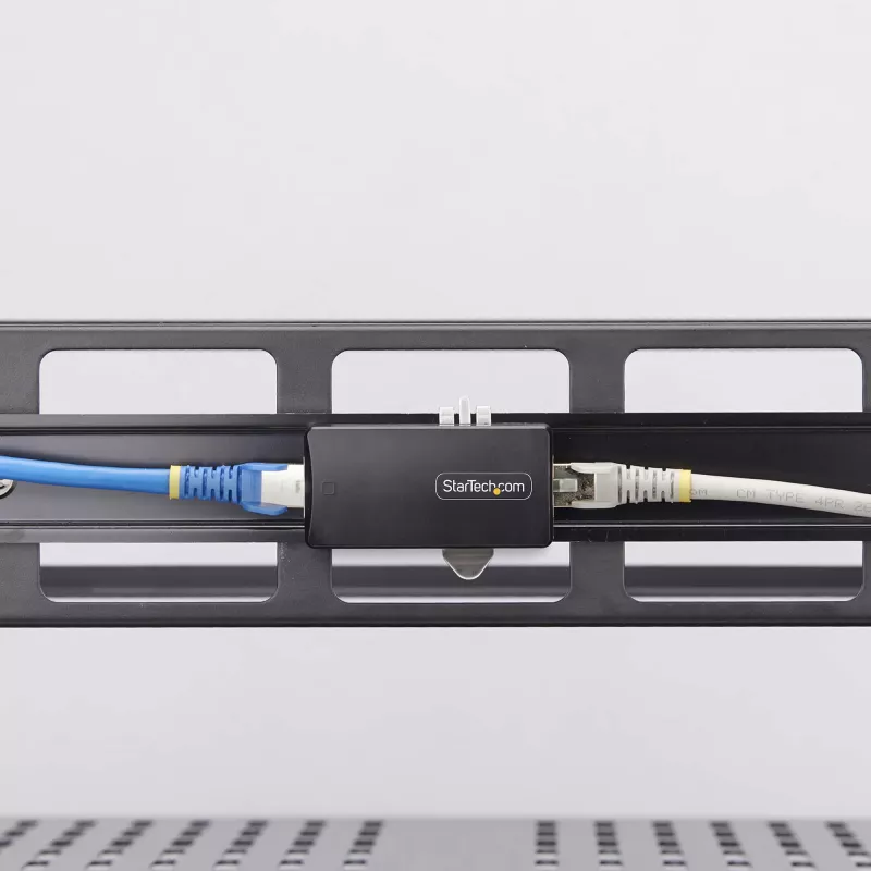 StarTech.com 1-Port Gigabit Netzwerk-Isolator, kompakter Inline-RJ45-Ethernet-Koppler mit 4kV galvanischer Trennung, IP40, Hutschienenmontage möglich, TAA-konform