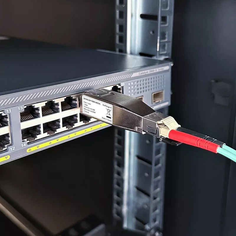StarTech.com Gigabit Glasfaser-auf-RJ45-Ethernet-Medienkonverter-Dongle, optisch Singlemode 10 km/Multimode 800 m, PoE-gespeist, kompaktes Design, Metallgehäuse, Micro Mini, TAA