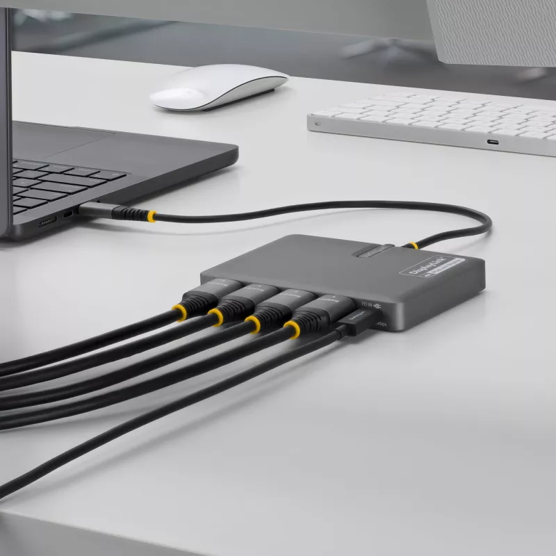 StarTech.com USB-C auf Quad-Monitor Workstation-Adapter, 4K 60Hz HDMI, 140W PD Passthrough für Laptop-Ladung, USB-Anschluss für kabellose Tastatur / Maus, TAA