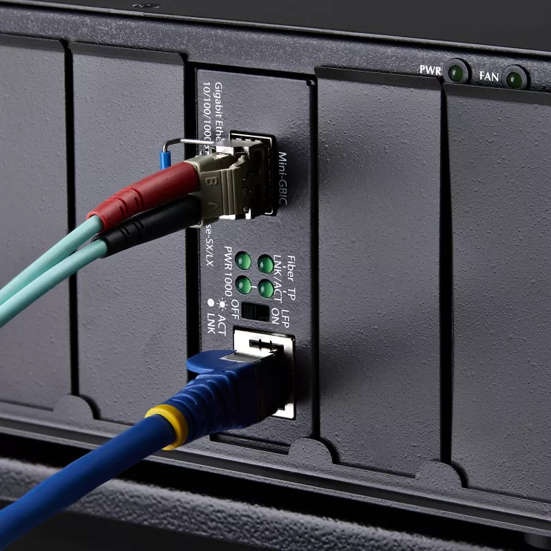 StarTech.com Gigabit Ethernet Kupfer-zu-Faser Medienkonverter, SM LC, 20 km, 10/100/1000 Mbit/s, RJ45 auf LC, Vollmetall, 9K Jumbo Frames, TAA-konform