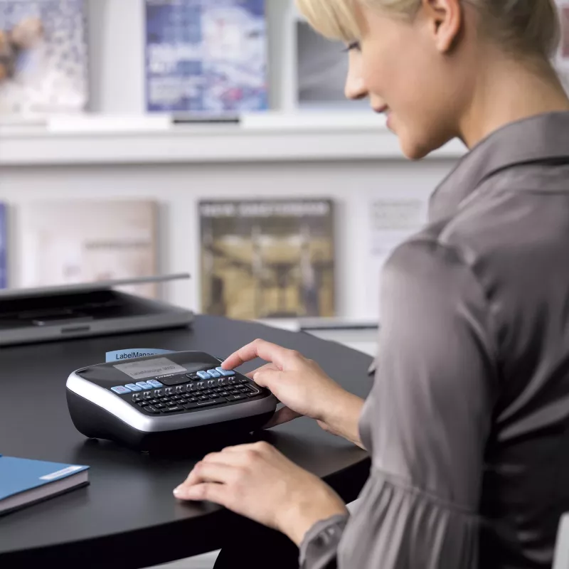 DYMO LabelManager Desktop-Etikettendrucker | 360D Wiederaufladbarer Hand-EtikettendruckerEinfach zu bedienenOne-Touch-Smart-TastenQWERTZ-TastaturGroßes Display | Für Organisation zu Hause und im Büro