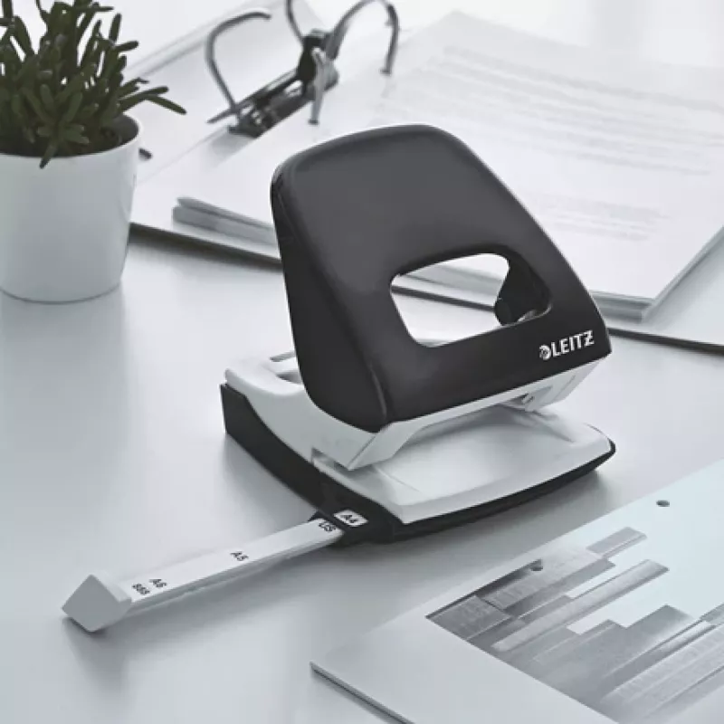 Leitz Locher WOW 5008 Metall 2-fach / 30 Blatt, 30 Blatt, Schwarz, Weiß, Metall, 8 cm, 5,5 mm, A4, A5, A6, Folio, US-Quart, 8 x 8 x 8 cm