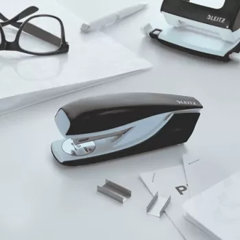 Leitz Heftgerät WOW 5502 Metal 30 Blatt, 30 Blatt, Schwarz, P3, Metall, Kunststoff, 80 g/m², 4 cm