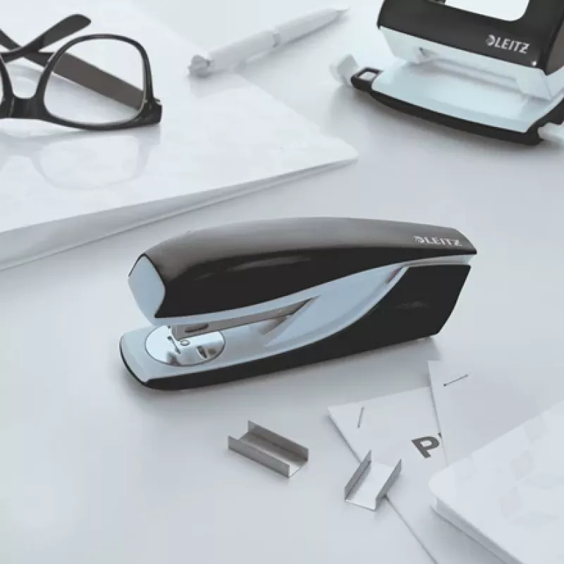 Leitz Heftgerät WOW 5502 Metal 30 Blatt, 30 Blatt, Schwarz, P3, Metall, Kunststoff, 80 g/m², 4 cm