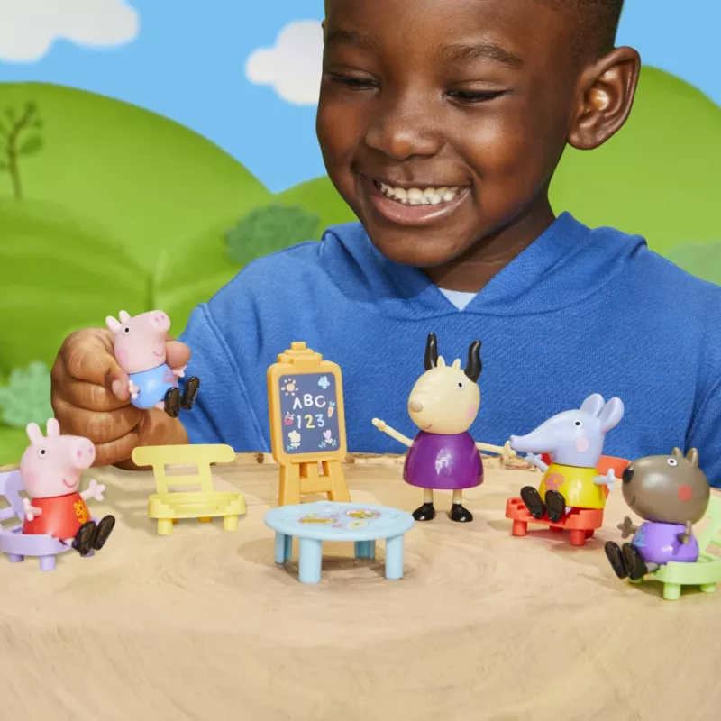 Hasbro Peppa Pig Spielgruppe Spielset mit 5 Figuren und 6 Zubehörteilen, Vorschulspielzeug für 3-jährige Mädchen und Jungen und älter