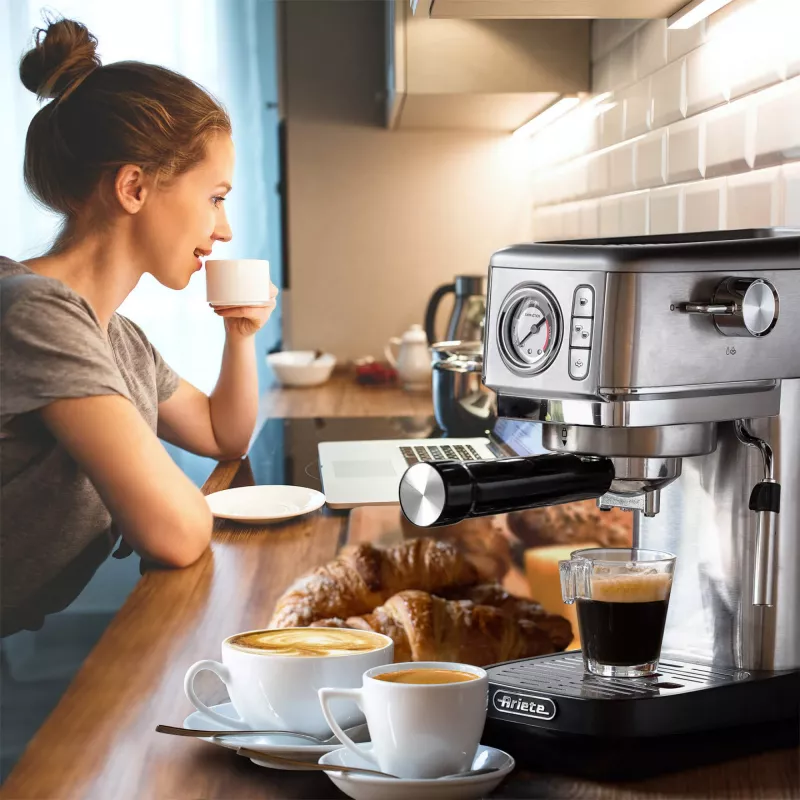 Ariete 1381 Kaffeemaschine mit Manometer, geeignet für Kaffeepulver und ESE-Pads, 1300 W, 1,1 l Kapazität, 15 bar Druck, ½ Tassenfilter, Cappuccino-Düse, Silber