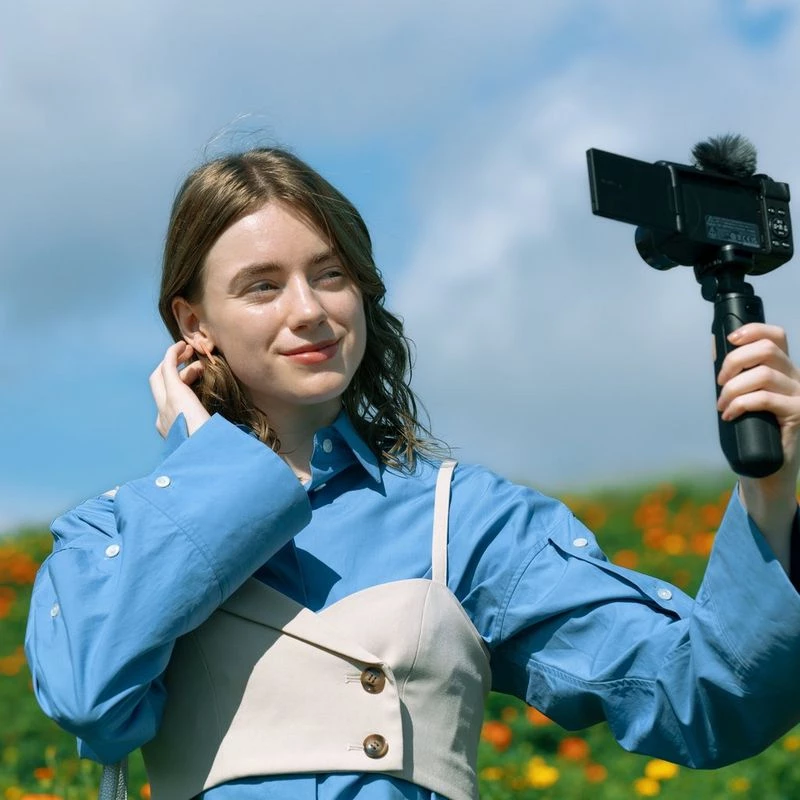 Kompaktkamera Canon PowerShot V1 Premium Vlogger Kit — 22,3 MP, 1/4 Zoll CMOS, 4K UHD, 3,1-fach optischer Zoom, 3 Zoll Touchscreen, Schwarz