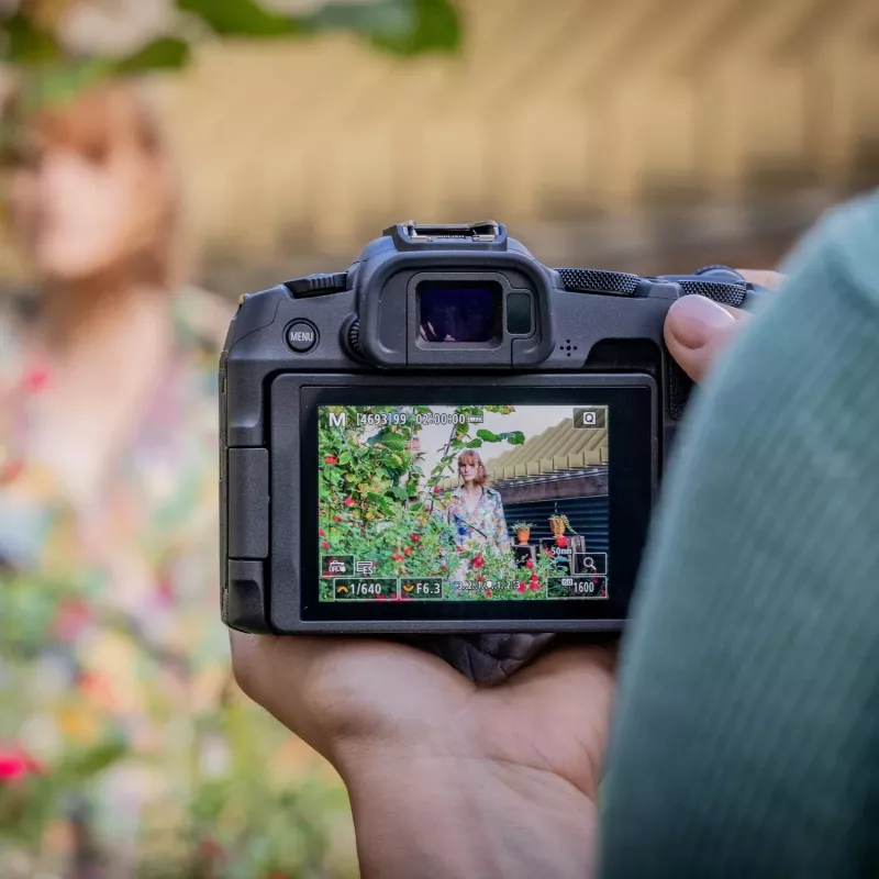Canon EOS R8 + RF 24-105mm F4-7.1 IS STM MILC 24,2 MP CMOS 6000 x 4000 Pixel Schwarz
