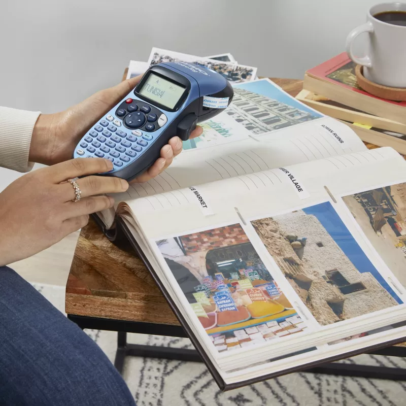 DYMO LetraTag LT-100H Handheld-Etikettendrucker | ABC-Tastatur-Etikettendrucker mit leicht ablesbarem 13-Zeichen-LCD-Display | für Zuhause oder Büro | Blau