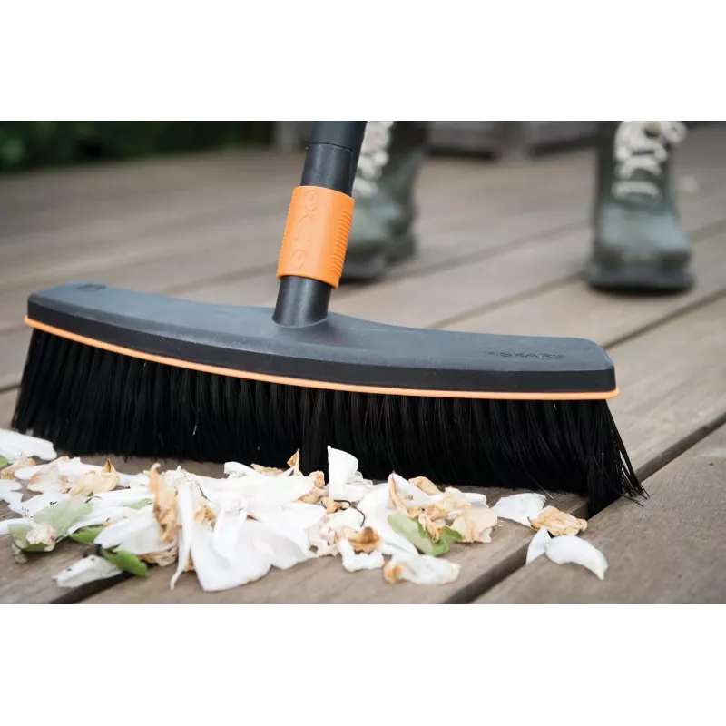Fiskars 1001416 Besen Kunststoff Schwarz, Orange