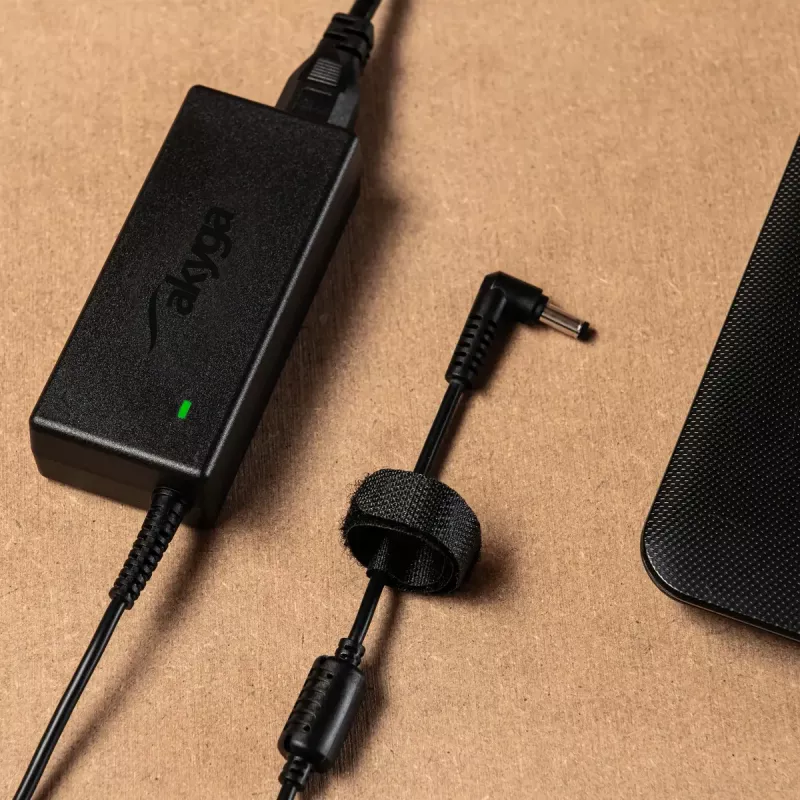 Laptop-Ladegerät Akyga AK-ND-85, AC-Adapter für den Innenbereich, Eingang 100–250 V, Ausgang 12 V 5 A, 1,2 m Kabel, Schwarz