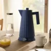 Elektrischer Wasserkocher Alessi Plissé 1,0 L 2200 W blau, thermoplastisches Harz, verdeckter Sockel, automatische Abschaltung