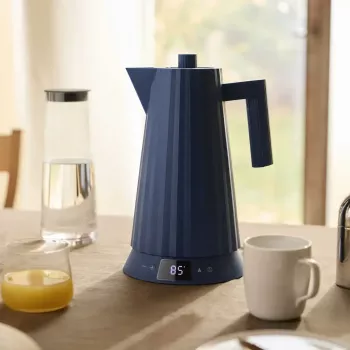 Elektrischer Wasserkocher Alessi Plissé 1,0 L 2200 W blau, thermoplastisches Harz, verdeckter Sockel, automatische Abschaltung