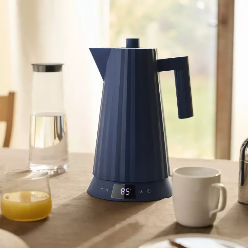 Elektrischer Wasserkocher Alessi Plissé 1,0 L 2200 W blau, thermoplastisches Harz, verdeckter Sockel, automatische Abschaltung